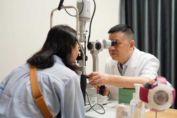 医德医风 | 爱尔眼科兰长骏：无影灯下的独行者，用仁心为眼疾患者“除盲”